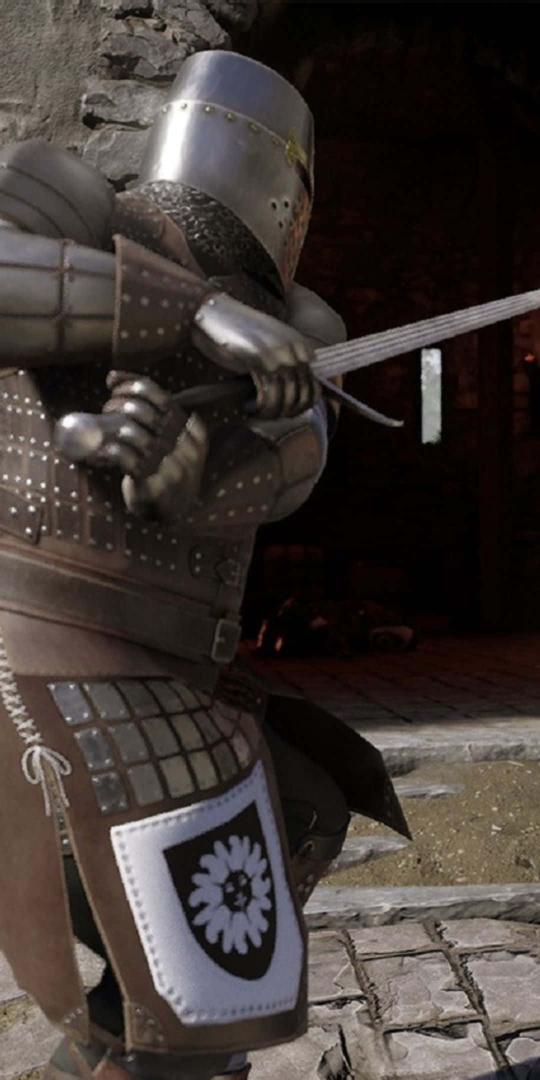 Pixel 3 Mordhau 桌布 壁紙 — 一名身穿精細板甲的騎士在石牆中世紀庭院中邁步握劍。
