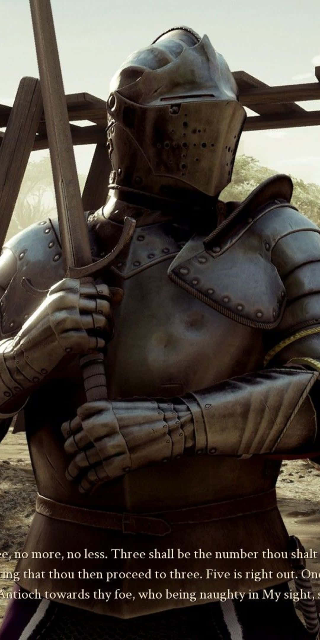 Pixel 3 Mordhau 桌布 壁紙 — 一名身穿精細金屬盔甲的騎士，在朦朧的戶外背景下直立舉劍。