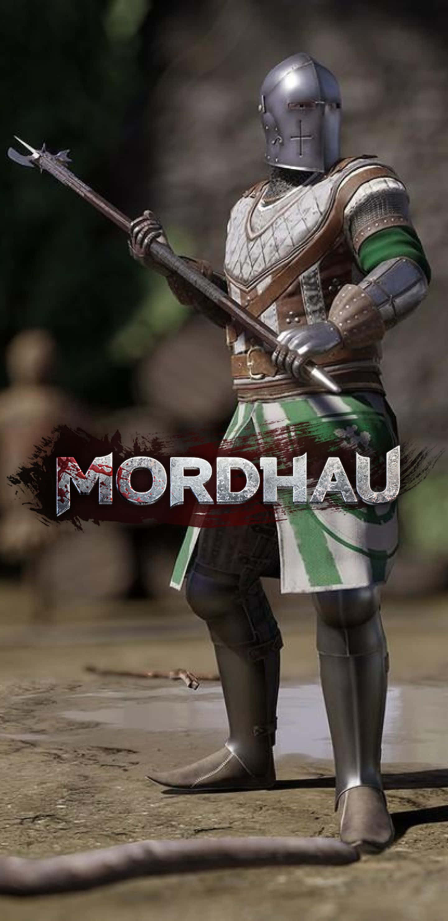 Pixel 3xl Mordhau 桌布 壁紙 — 一名身穿精細銀色和棕色盔甲的騎士，手持長柄武器，站在泥濘的地面上，並覆蓋著 'MORDHAU' 標誌。