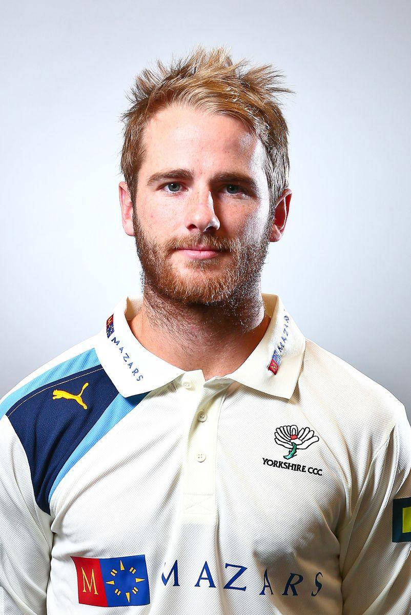 kane williamson 桌布 壁紙 — 一名身穿約克郡CCC球衣的男性板球運動員，在純色工作室背景前以自信的眼神擺姿勢。