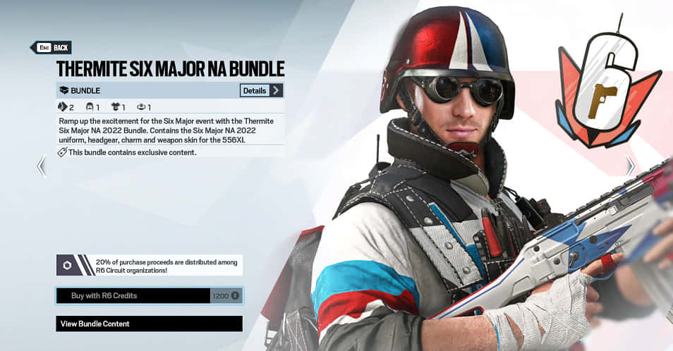 Rainbow Six Siege Thermite 桌布 壁紙 — 一名身穿紅、白、藍裝備的士兵，在遊戲商店介面背景前手持未來武器。
