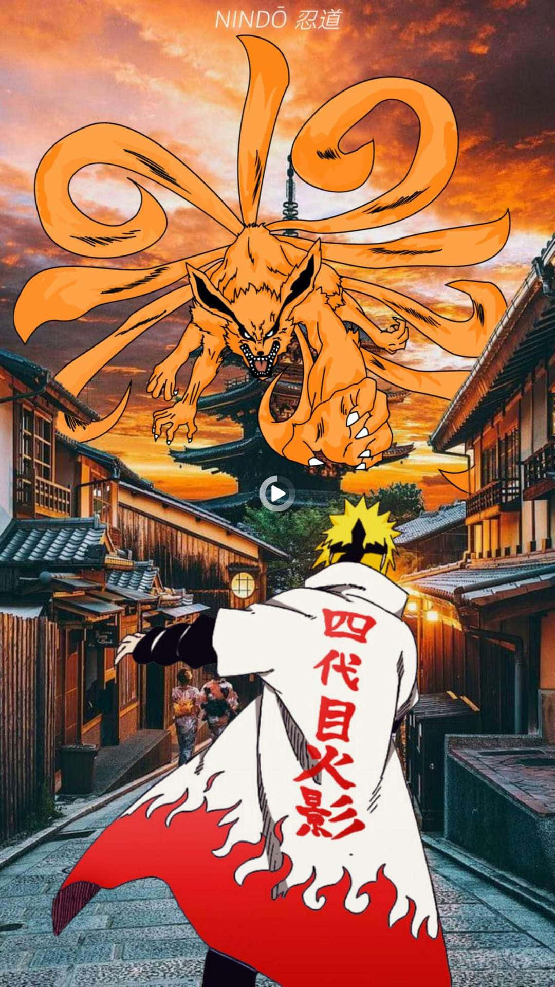 桌布 壁紙 — 一名身穿紅白斗篷的忍者站在傳統的日本街道上，一隻巨大的橙色九尾狐在熾熱的夕陽下赫然聳立。