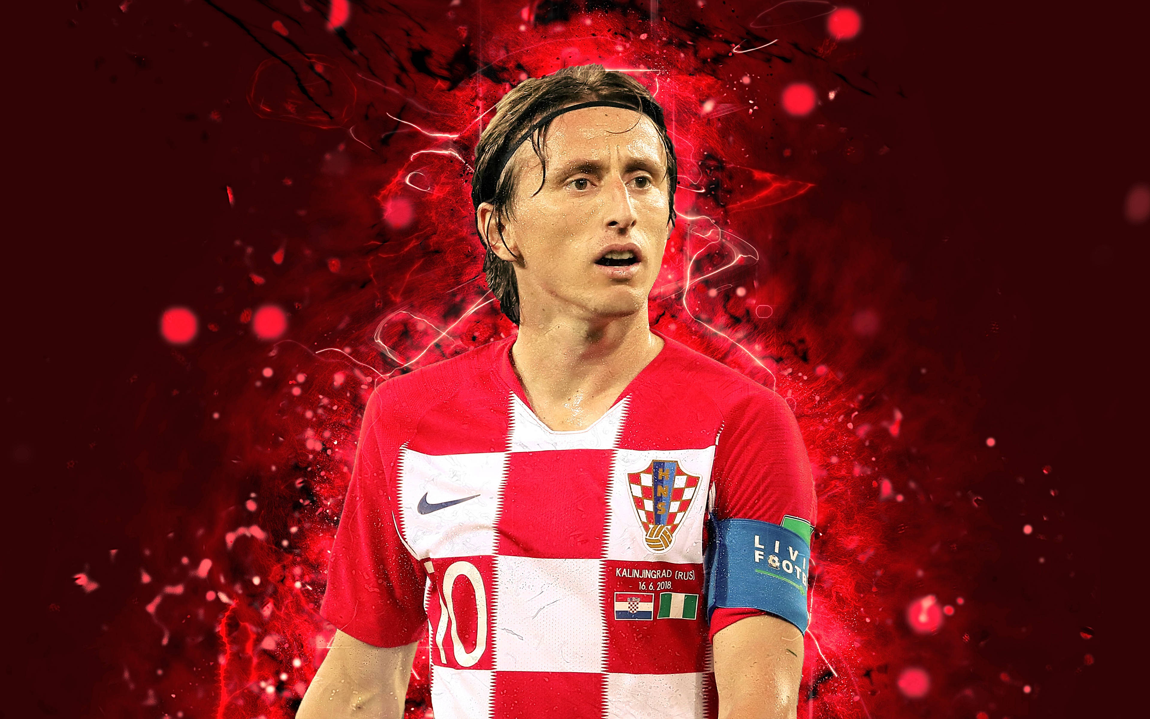 Croatia 桌布 壁紙 — 一名身穿紅白格子球衣的克羅埃西亞足球員站在動態的紅色能量爆發背景前。