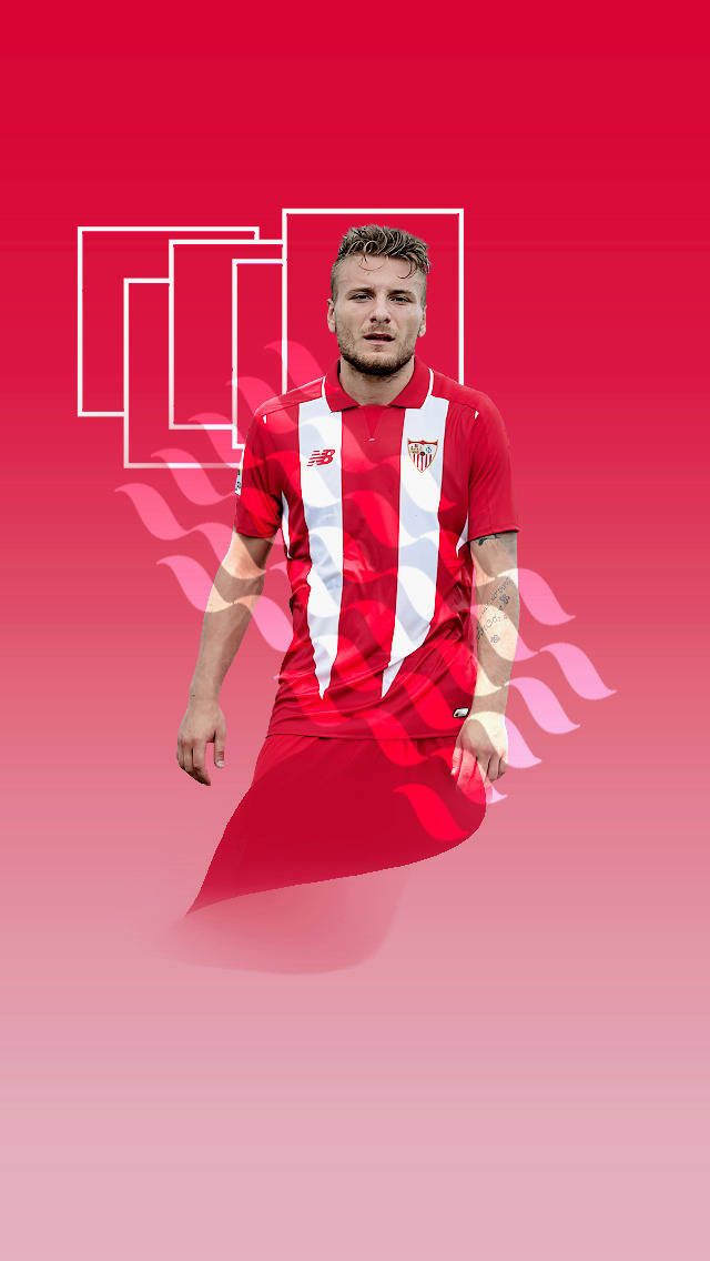 ciro immobile 桌布 壁紙 — 一名身穿紅白條紋球衣的足球員站在漸變紅色背景前，背景有抽象幾何和波浪圖案。