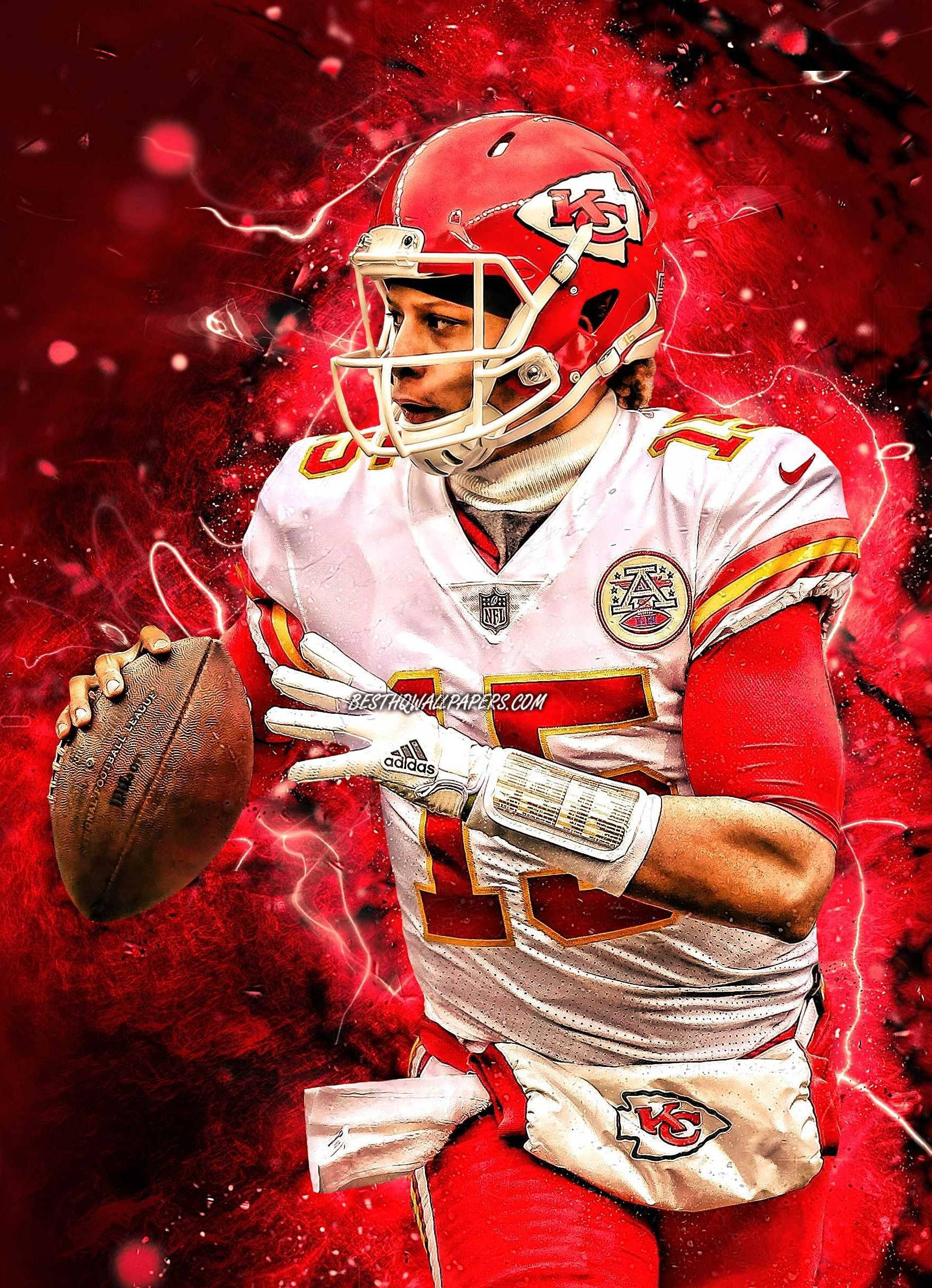 NFL 桌布 壁紙 — 一名身穿紅白球衣的動感美式足球四分衛，在帶有閃電效果的鮮紅色電光背景前持球。
