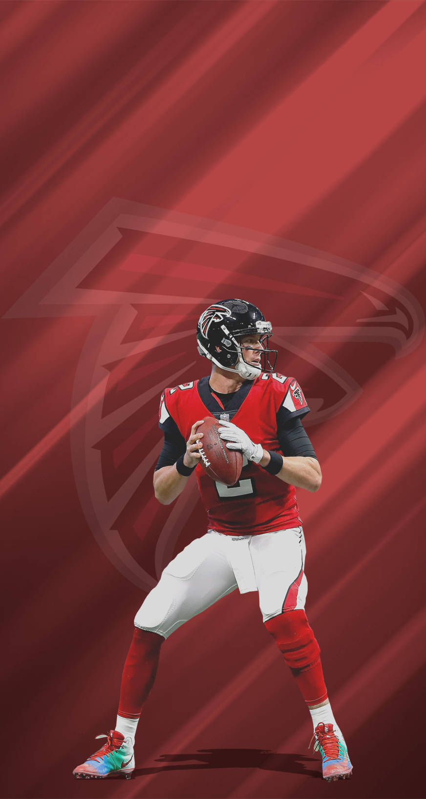 Matt Ryan 桌布 壁紙 — 一名身穿紅白球衣的美式足球四分衛拿著球準備投擲，背景是動態的紅色和褪色的球隊標誌。