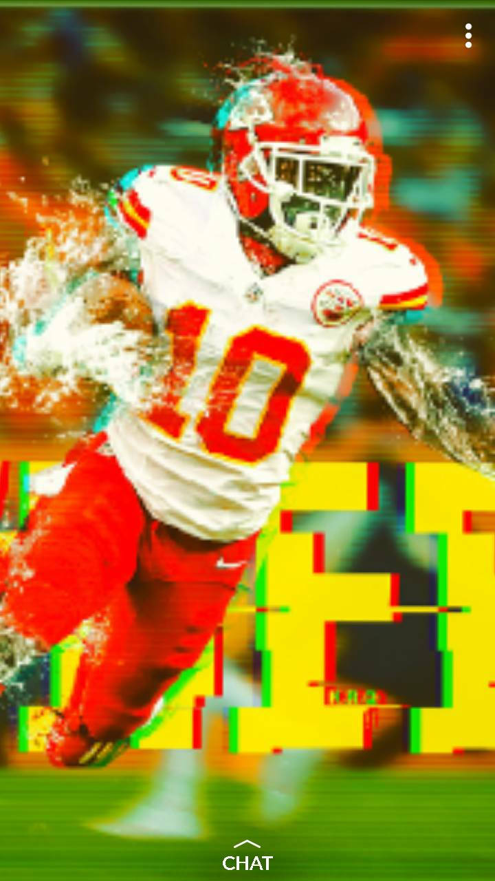 Tyreek Hill 桌布 壁紙 — 一名身穿紅白球衣的足球員在帶有水花效果的故障扭曲場地上衝刺。