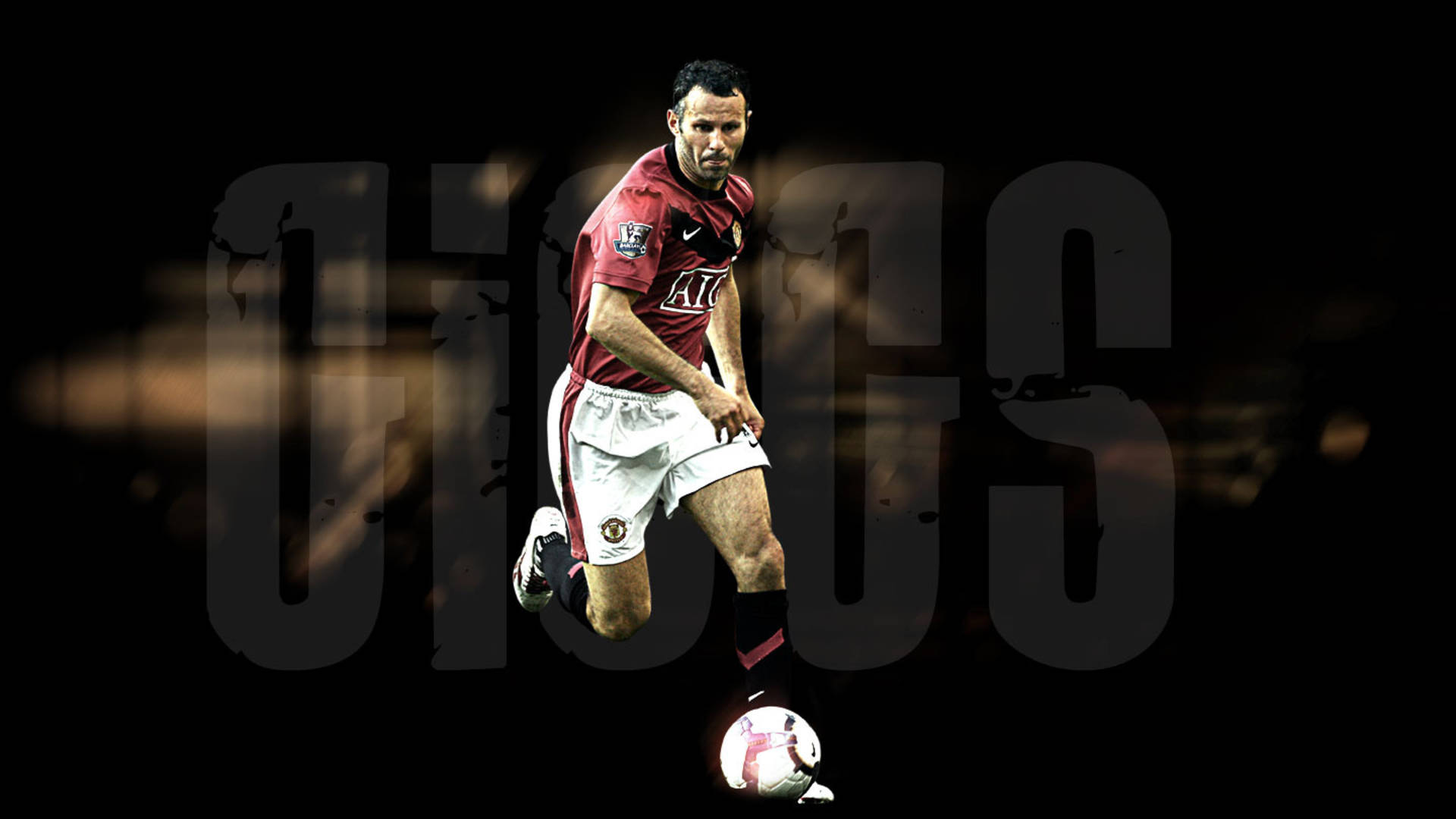 Ryan Giggs 桌布 壁紙 — 一名身穿紅白球衣的足球運動員在深色背景上帶球，背景有大型褪色文字。