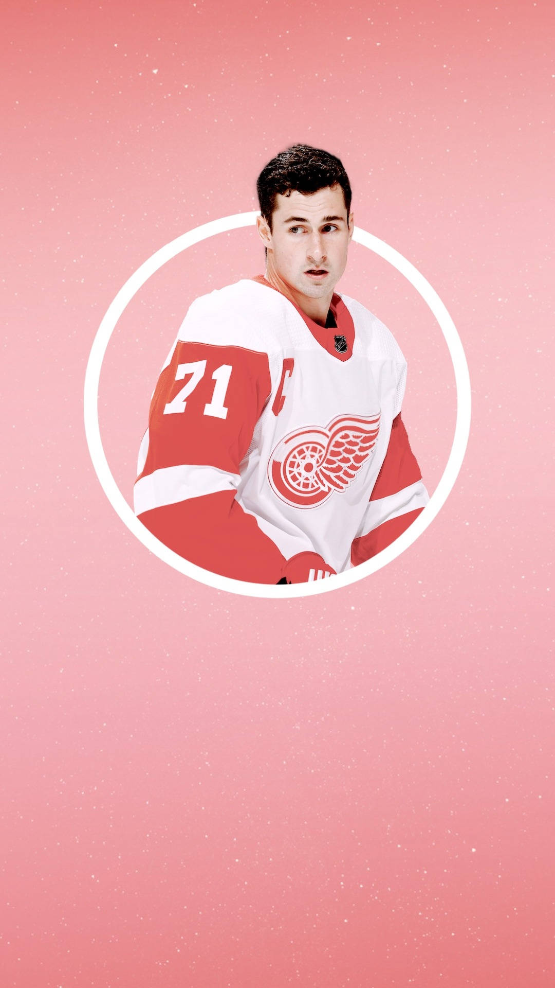 hockey 桌布 壁紙 — 一名身穿紅白色底特律紅翼隊71號球衣的曲棍球運動員，站在一個白色圓圈內，背景是柔和的粉紅色斑點。