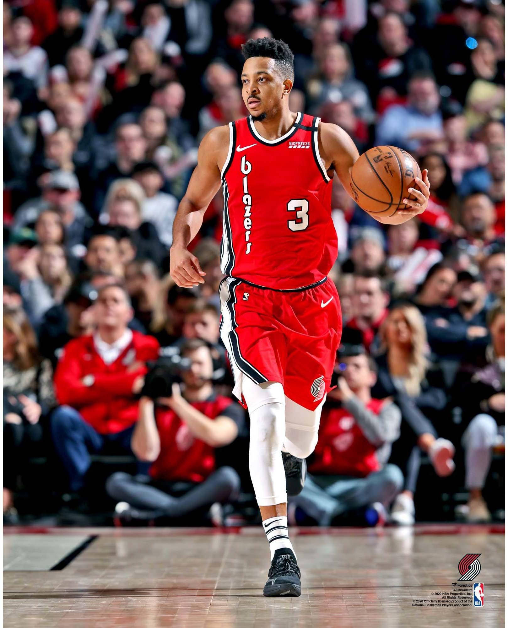 Cj 桌布 壁紙 — 一名身穿紅色 Blazers 球衣的籃球運動員在比賽中運球，背景是人群。