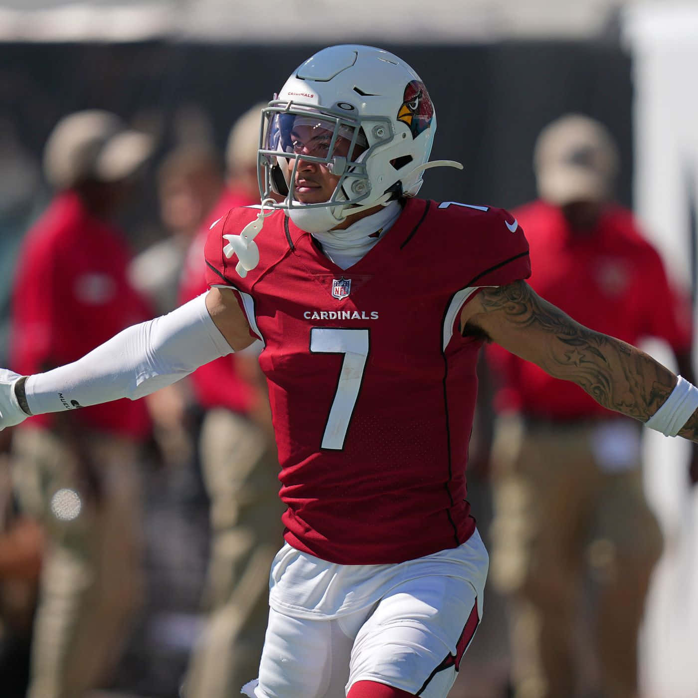 Byron Murphy 桌布 壁紙 — 一名身穿紅色 Cardinals 球衣、號碼 7 的美式足球員在明亮的日光下於球場上慶祝。