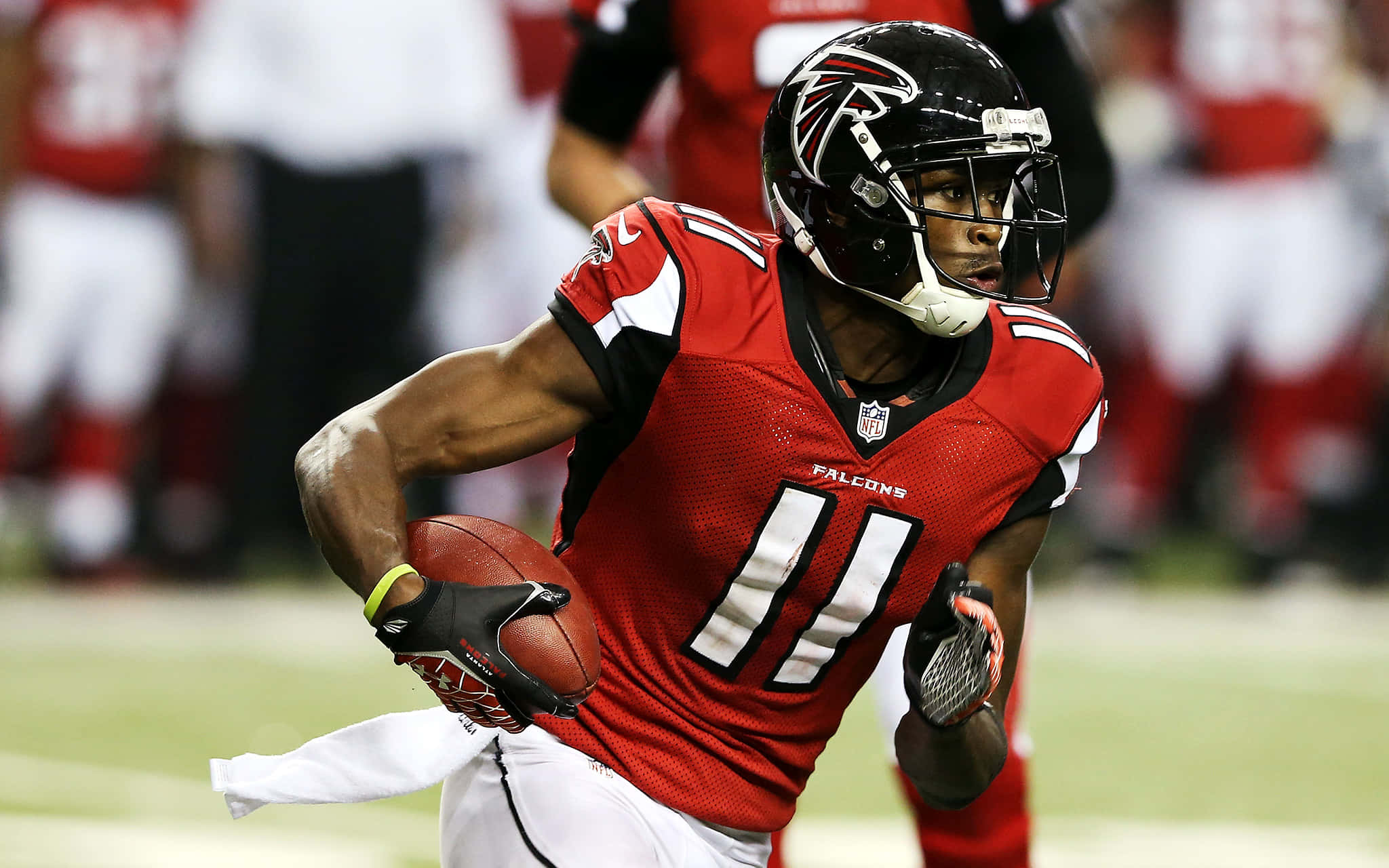 Julio Jones 桌布 壁紙 — 一名身穿紅色 Falcons 球衣的足球運動員在體育場燈光下比賽期間帶球衝刺。