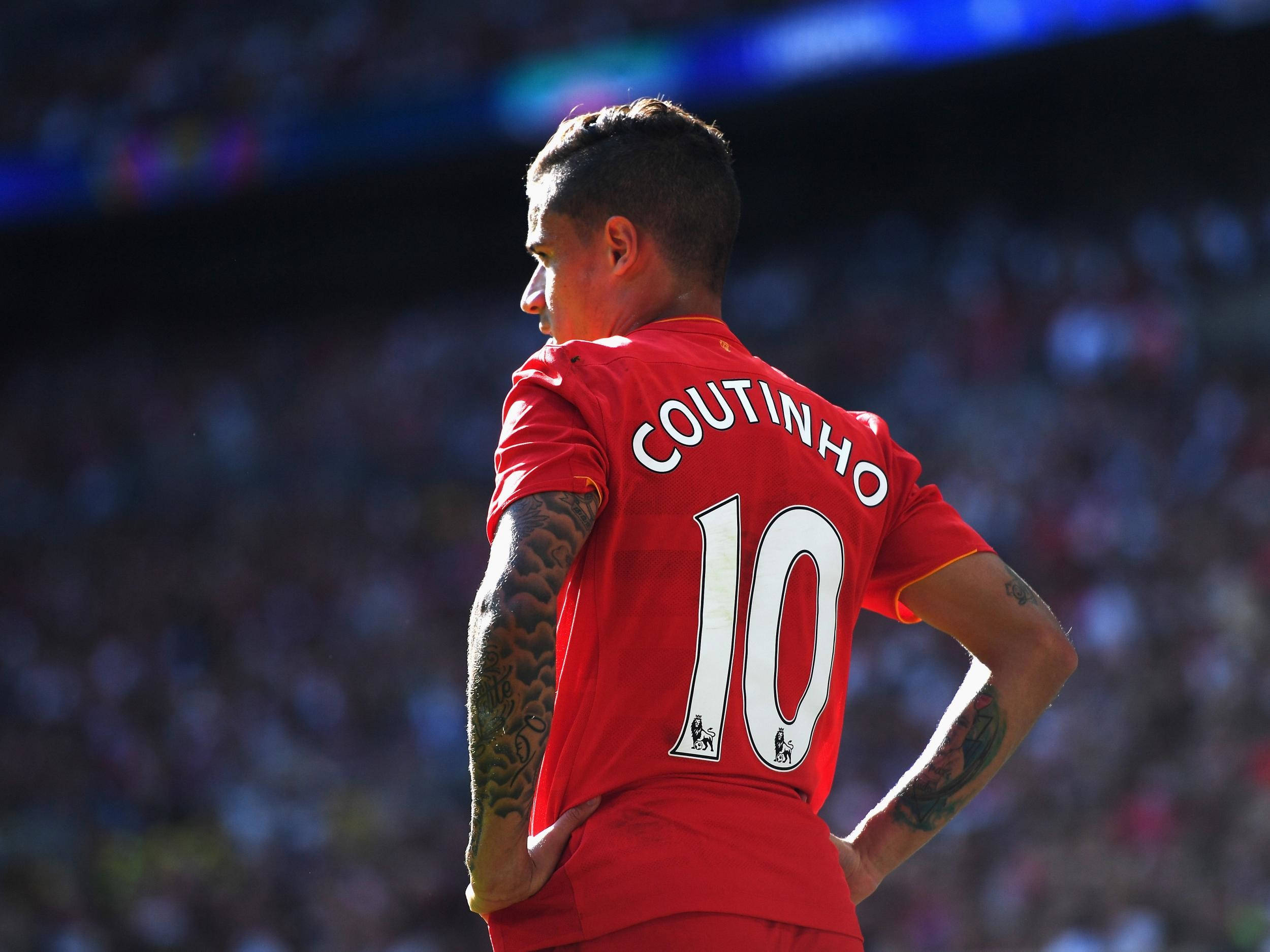 Coutinho 桌布 壁紙 — 一名身穿紅色10號球衣的足球員在球場上背對鏡頭，雙手叉腰站立。