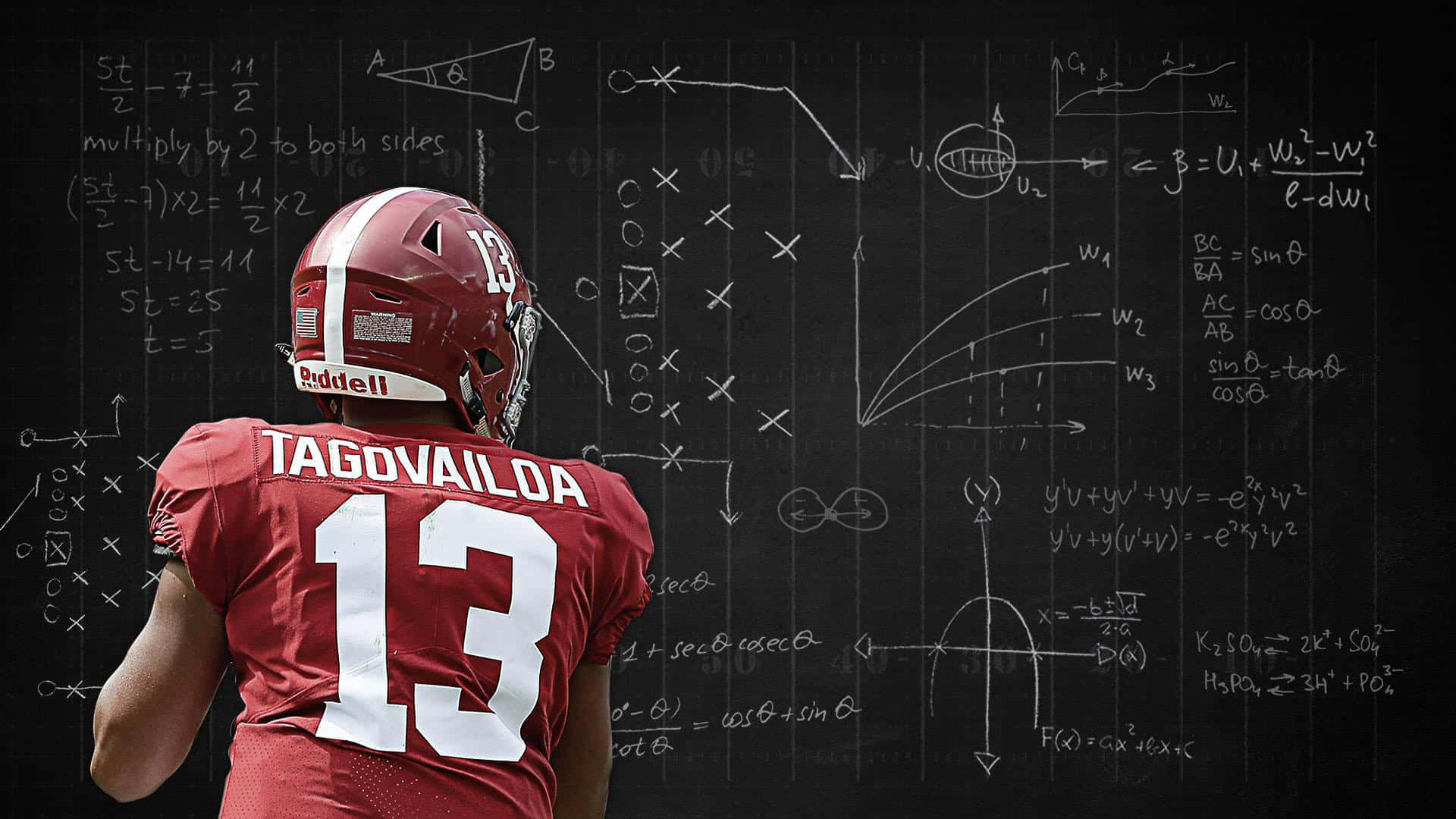 Tua Tagovailoa 桌布 壁紙 — 一名身穿紅色13號球衣的足球員站在一塊佈滿複雜數學方程式和圖表的黑板前。