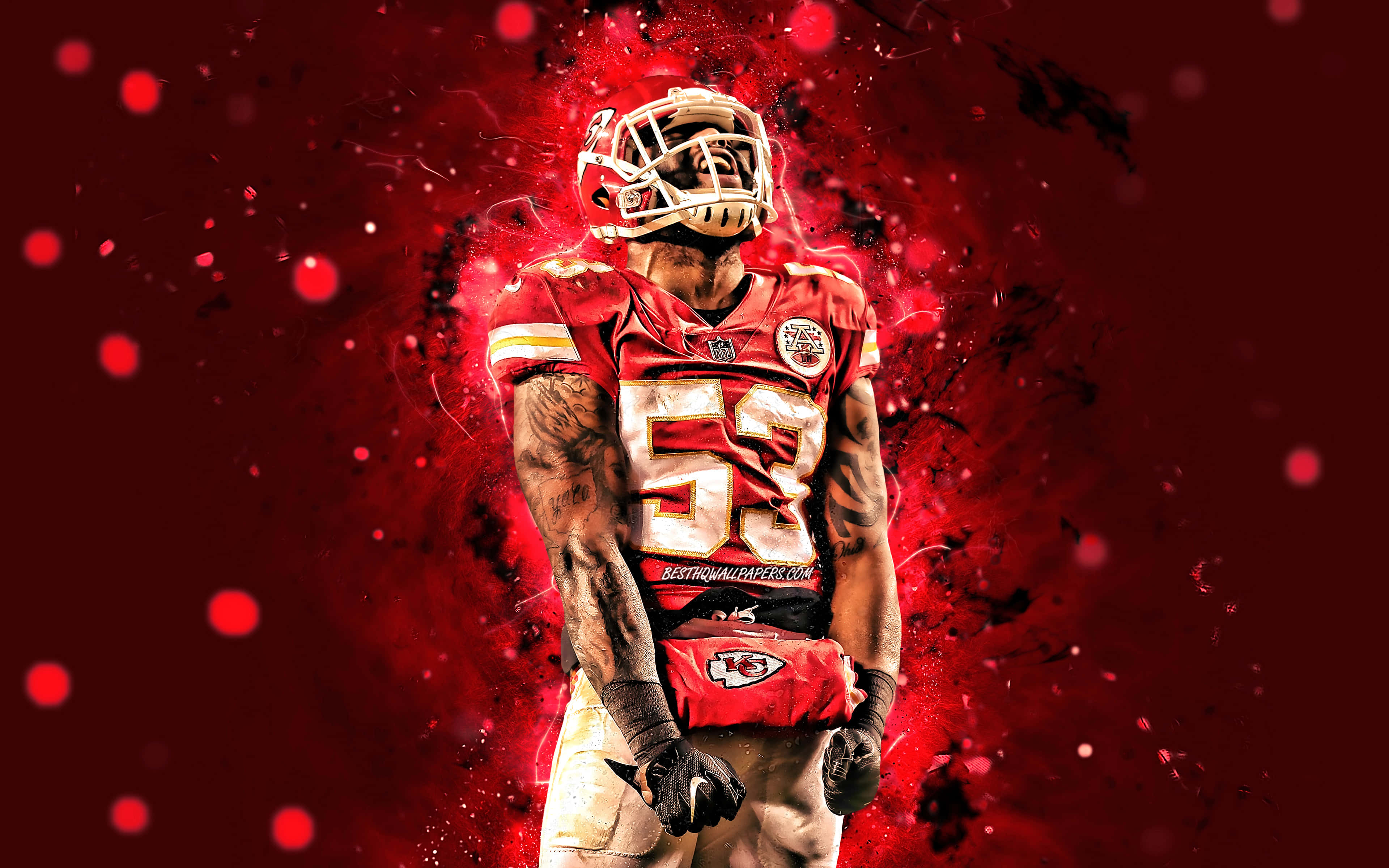 Kansas City Chiefs 4K 桌布 壁紙 — 一名身穿紅色52號球衣的足球運動員，在動態的紅色潑濺背景前強力站立。
