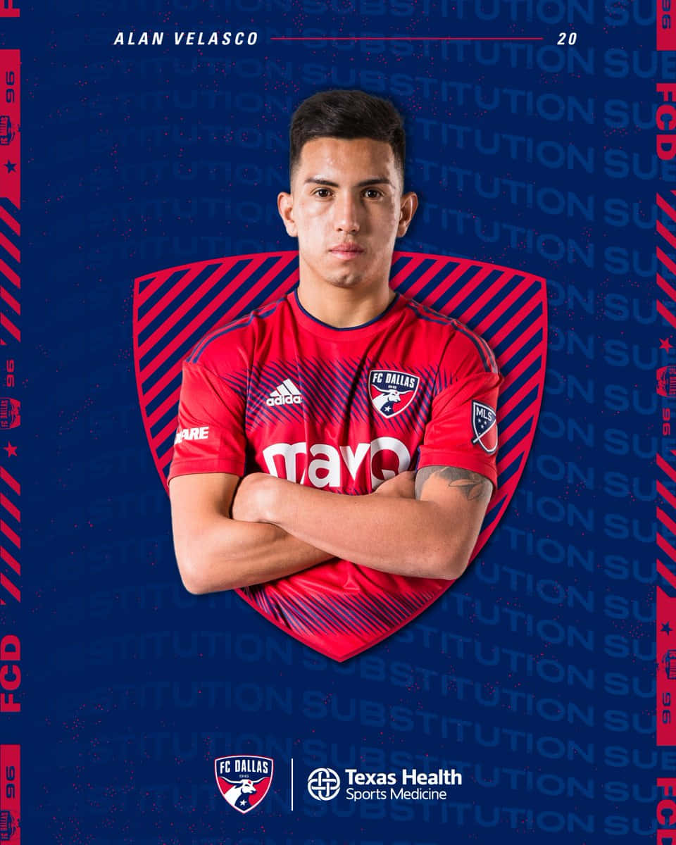 Football HD 桌布 壁紙 — 一名身穿紅色FC達拉斯球衣的足球員，自信地交叉雙臂，站在帶有重複換人文字的藍色背景前。