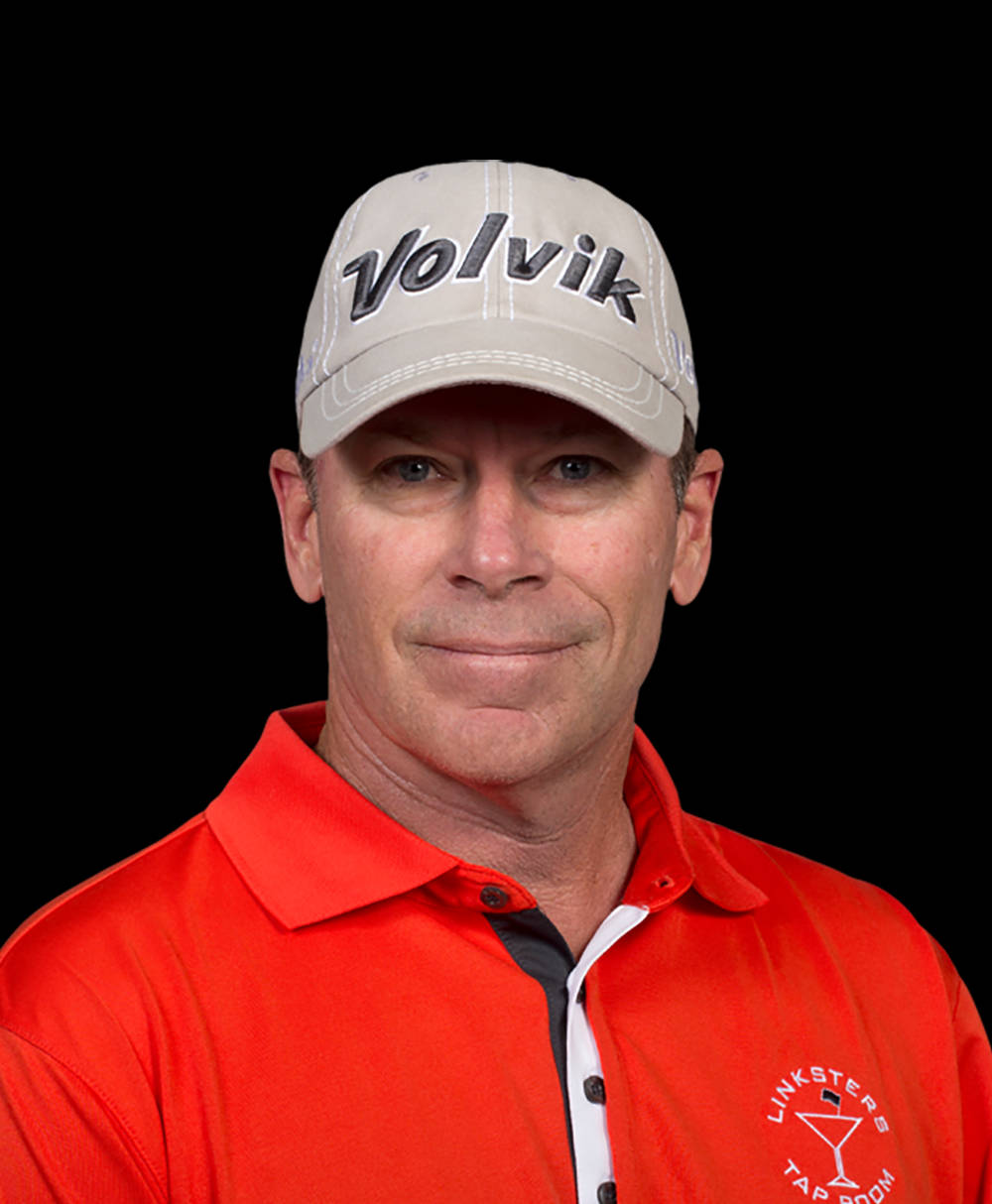 Athlete 桌布 壁紙 — 一名身穿紅色Polo衫和米色Volvik帽子的男子在黑色背景下微笑。
