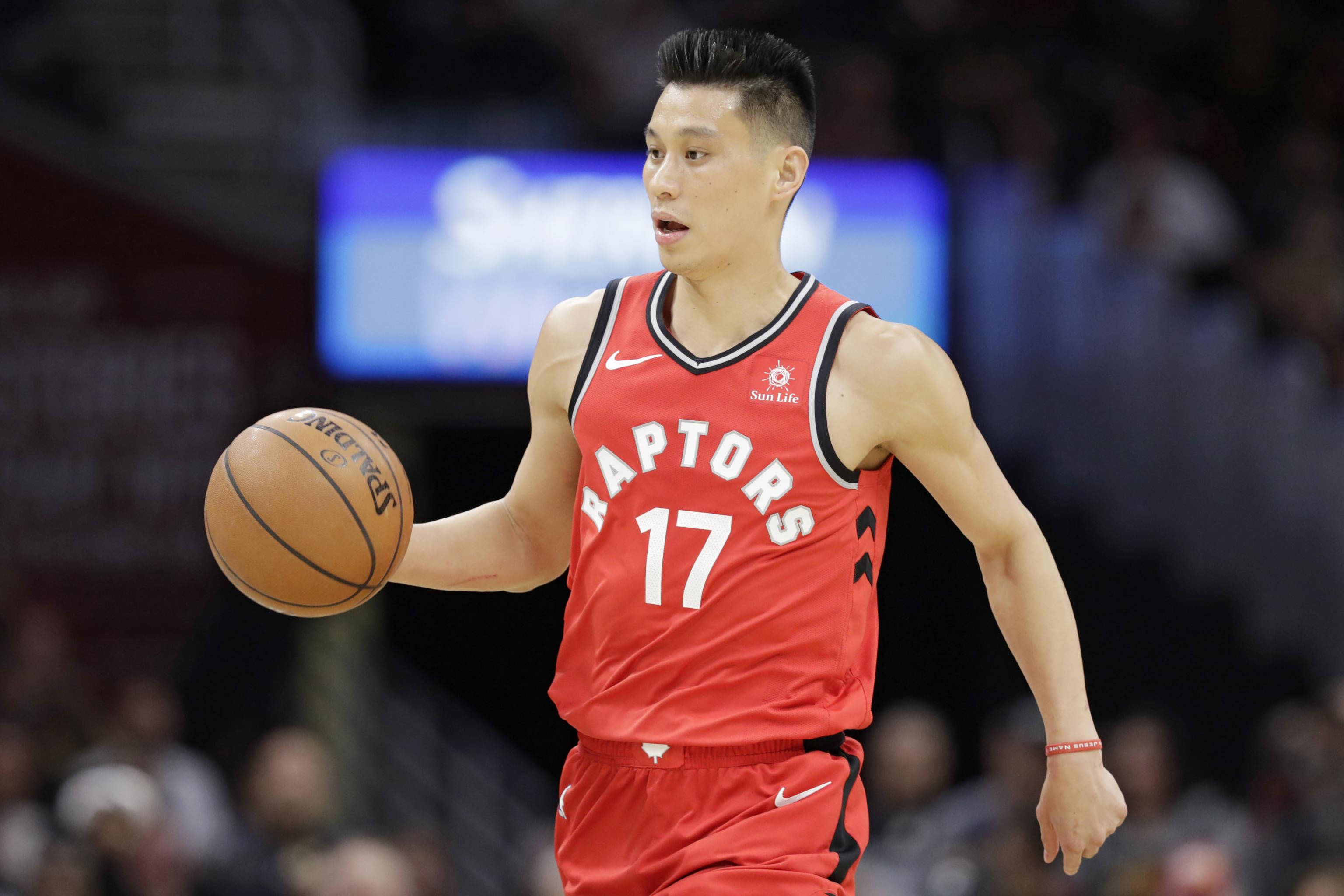 Lin 桌布 壁紙 — 一名身穿紅色Raptors球衣的籃球運動員在明亮的場館燈光下，於激烈的比賽中運球。