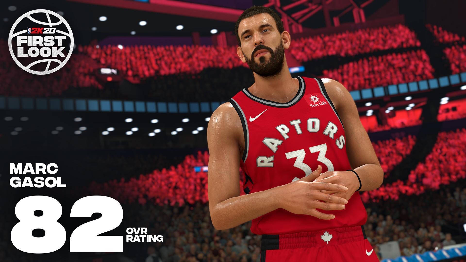Marc Gasol 桌布 壁紙 — 一名身穿紅色Raptors球衣的籃球運動員，在明亮的體育場燈光下自信地站在擠滿觀眾的場館中。
