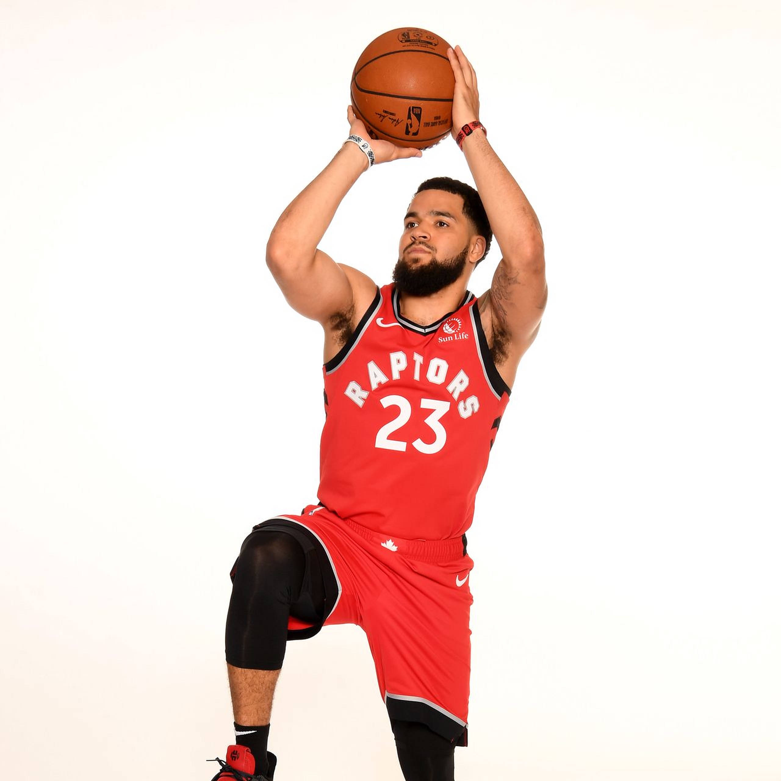 Fred Vanvleet 桌布 壁紙 — 一名身穿紅色Raptors球衣的籃球運動員準備在純白色背景前投籃。