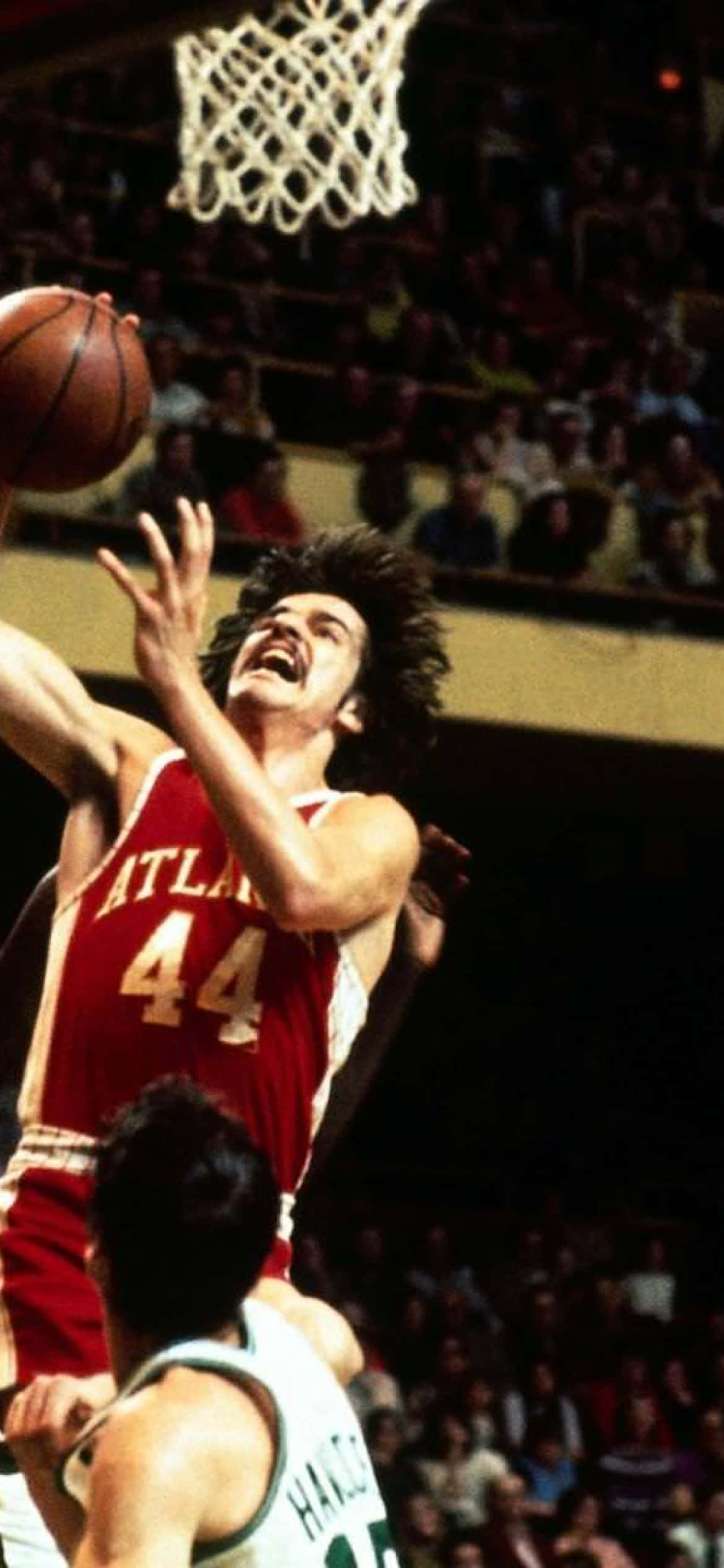 NBA 桌布 壁紙 — 一名身穿紅色亞特蘭大44號球衣的籃球運動員在比賽中高度專注，高高躍起灌籃。