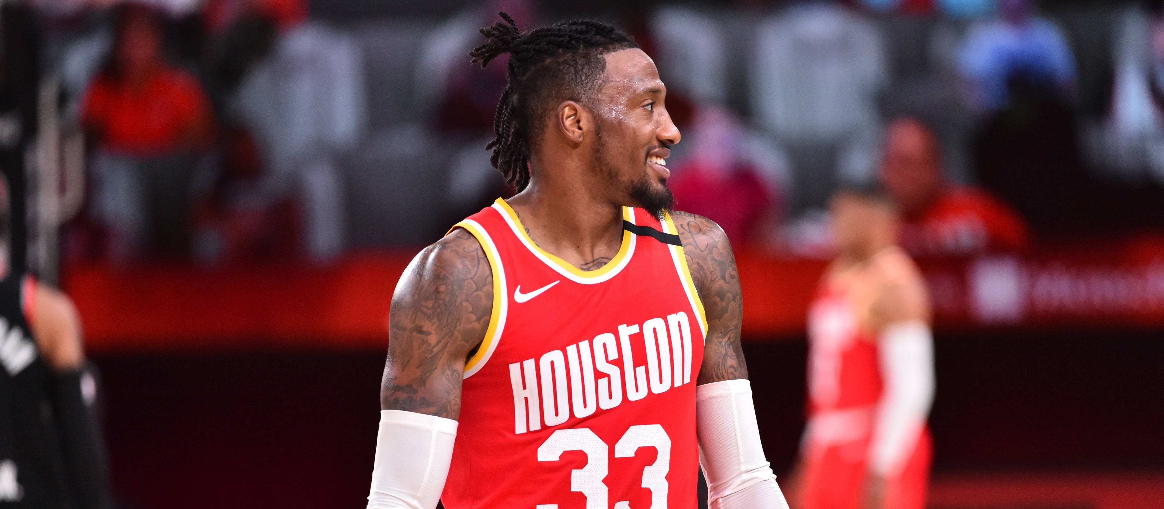 robert covington 桌布 壁紙 — 一名身穿紅色休士頓球衣、號碼33的籃球運動員在比賽期間於球場上微笑。
