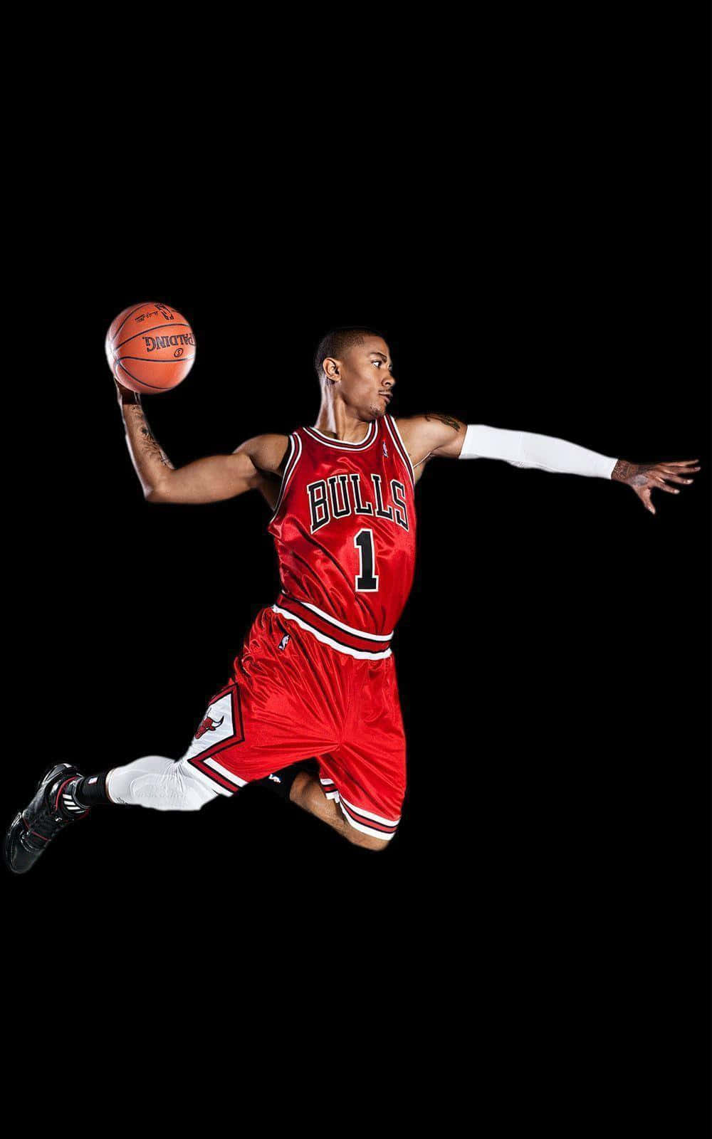 derrick rose 桌布 壁紙 — 一名身穿紅色公牛隊球衣的籃球運動員，在黑色背景上動態跳躍，手持籃球。