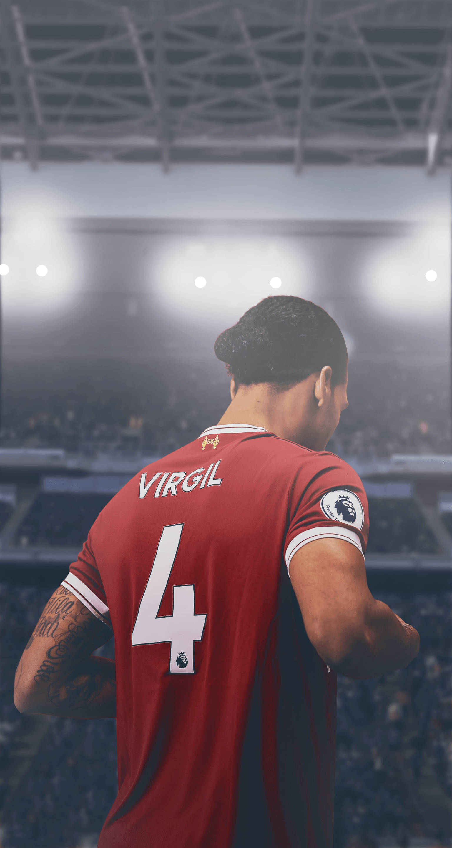 Liverpool Fc 桌布 壁紙 — 一名身穿紅色利物浦球衣、印有名字Virgil和號碼4的足球員，在明亮的燈光下站在球場上。