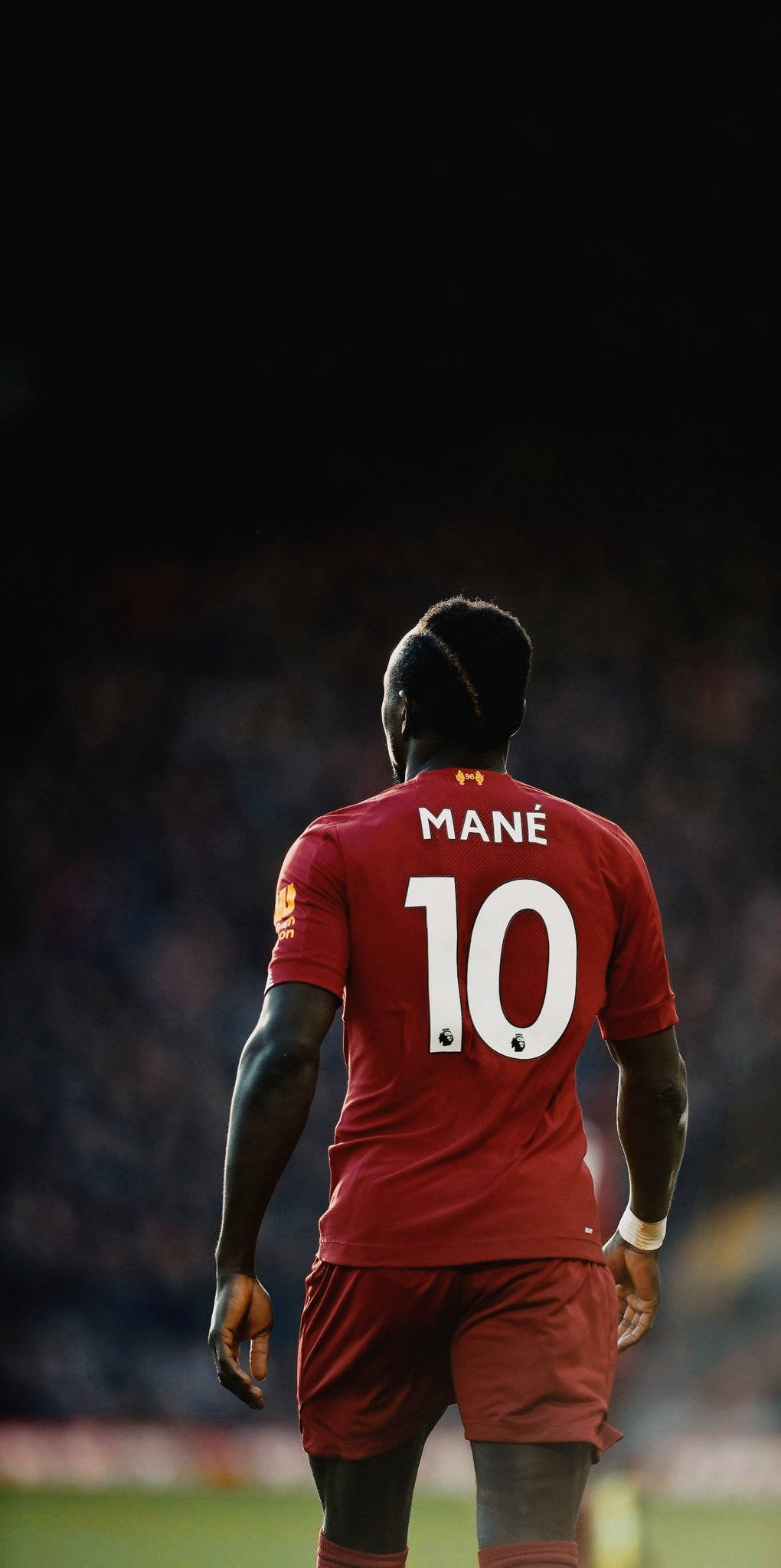Liverpool Fc 桌布 壁紙 — 一名身穿紅色利物浦球衣、背後印有MANÉ名字和10號的足球員，在球場燈光下背對鏡頭走開。
