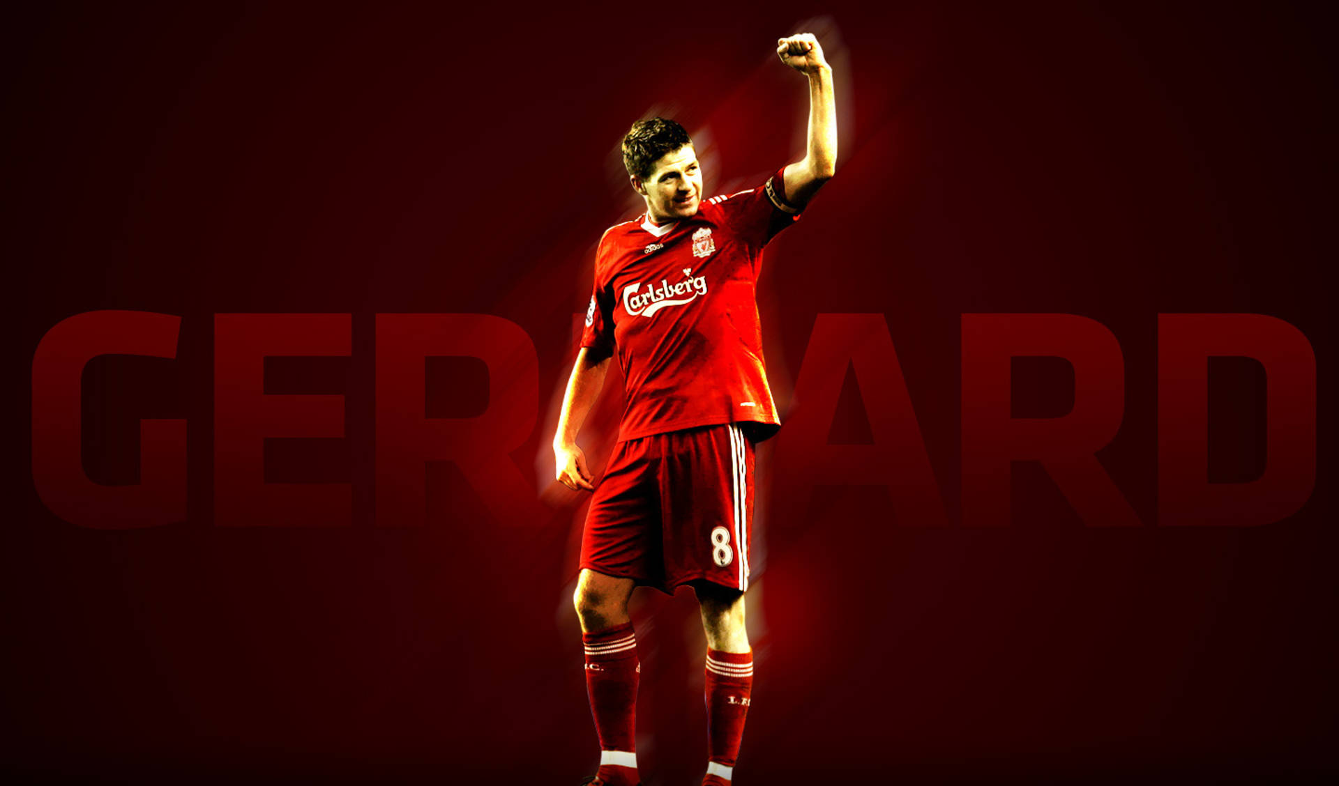 Steven Gerrard 桌布 壁紙 — 一名身穿紅色利物浦球衣的足球員在深紅色背景上舉起拳頭慶祝勝利，背景有他褪色的名字。