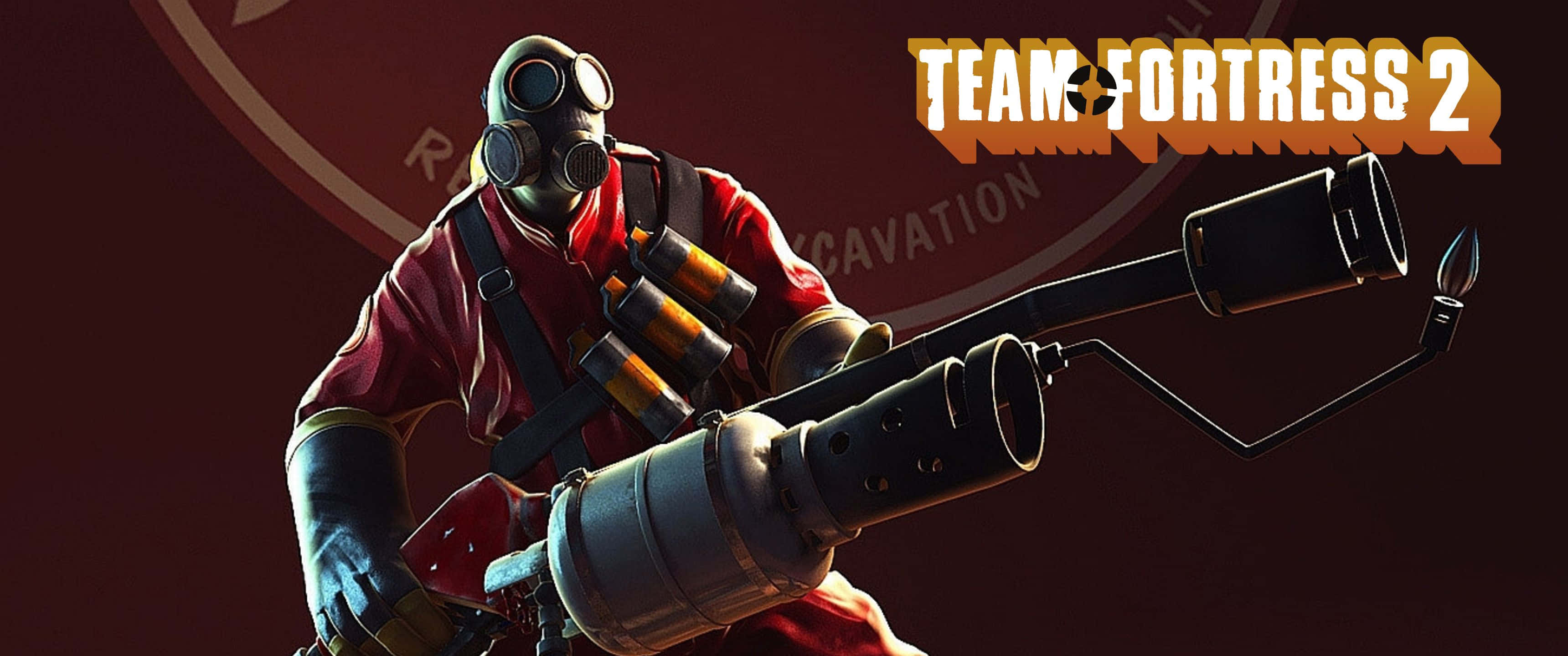 3440x1440p Tf2 桌布 壁紙 — 一名身穿紅色制服、戴著防毒面具的士兵，在深紅色背景上揮舞著大型火焰噴射器，並帶有 Team Fortress 2 標誌。
