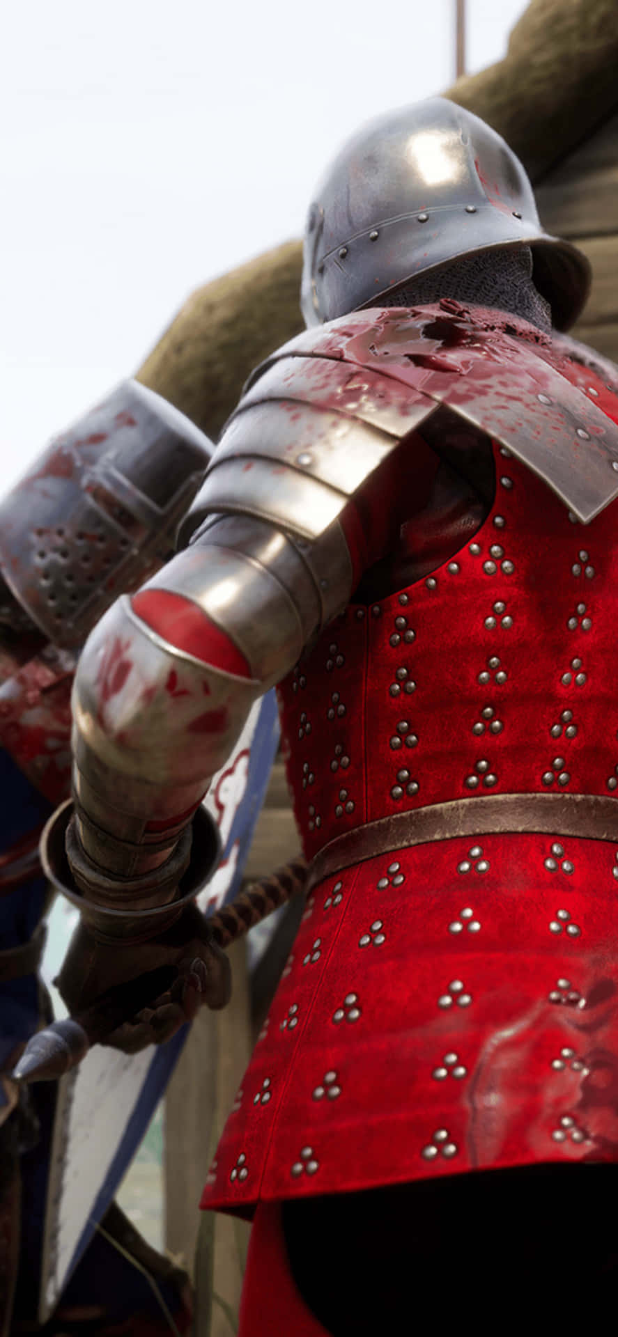 iPhone Xs Mordhau 桌布 壁紙 — 一名身穿紅色和銀色盔甲、沾滿鮮血的騎士手持劍的特寫。