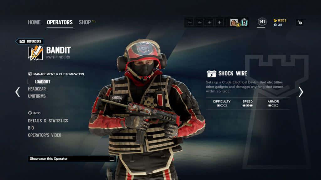 Rainbow Six Siege Bandit 桌布 壁紙 — 一名身穿紅色和黑色裝備的戰術操作員在黑暗的遊戲選單背景下持步槍。
