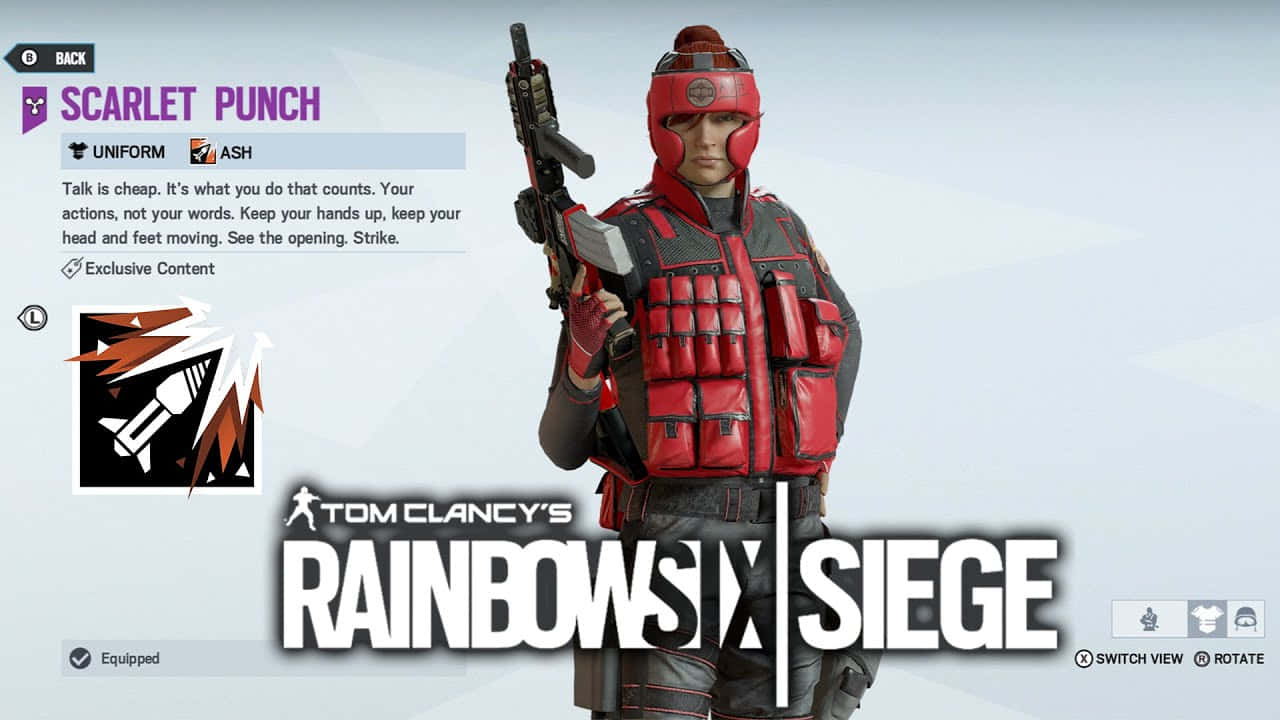 Rainbow Six Siege Ash 桌布 壁紙 — 一名身穿紅色戰術裝備的士兵，在Tom Clancy's Rainbow Six Siege的淺藍色UI背景前手持步槍。