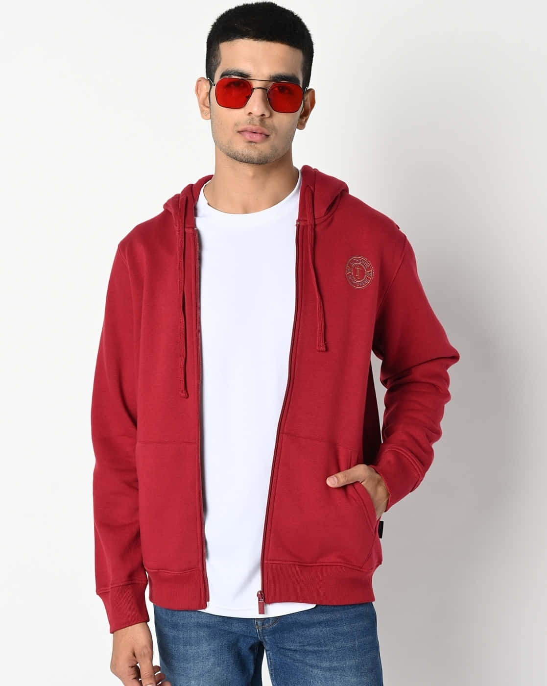 Red Hoodie 桌布 壁紙 — 一名身穿紅色拉鍊連帽上衣和白色T恤的男子，戴著紅色太陽眼鏡，在純白色背景前自信地擺姿勢。