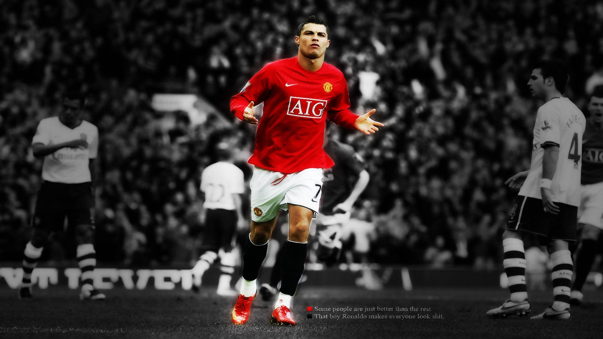 Ronaldo 桌布 壁紙 — 一名身穿紅色曼聯球衣的足球運動員在黑白球場上張開雙臂慶祝。