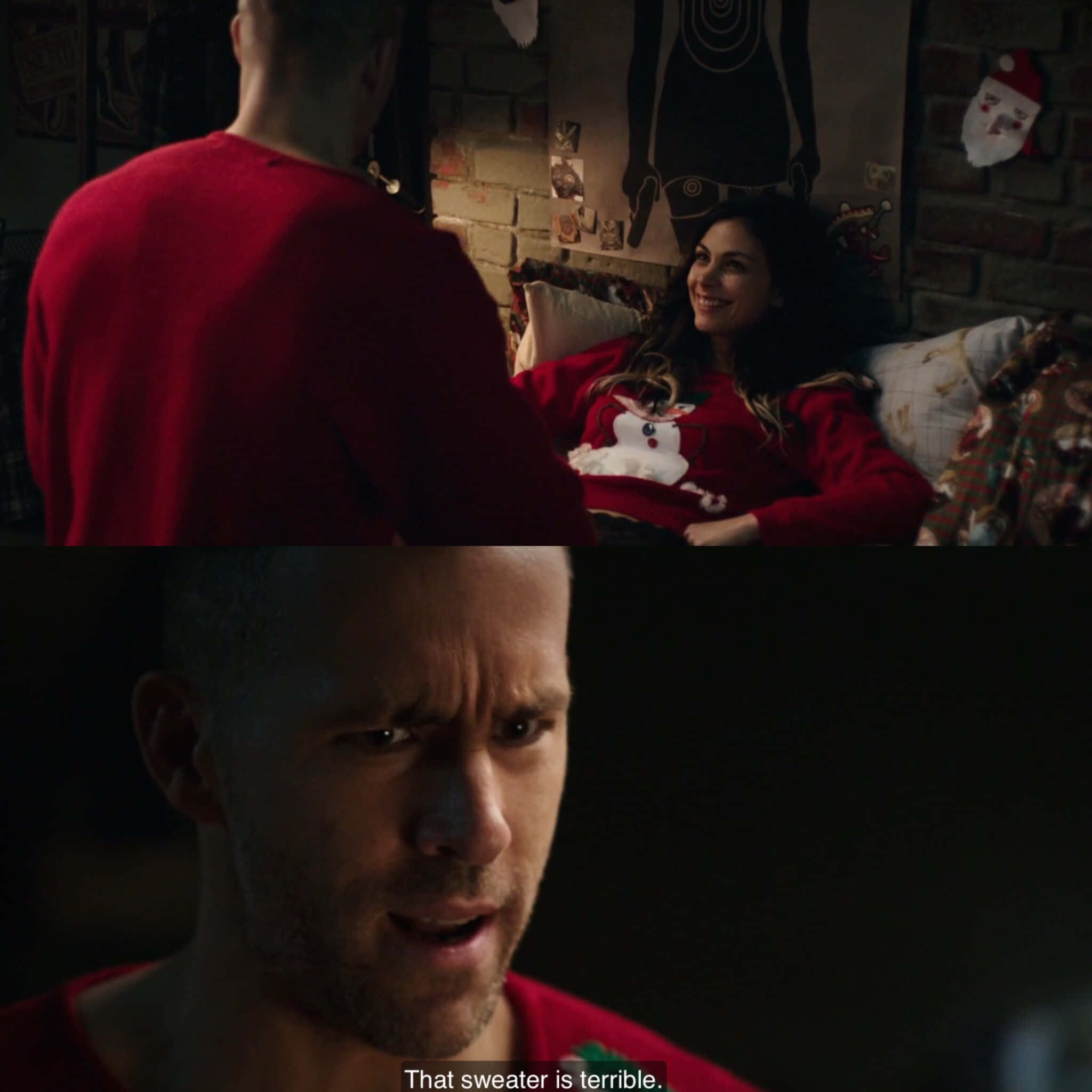 Deadpool And Vanessa 桌布 壁紙 — 一名身穿紅色毛衣的男子露出厭惡的反應，而一名身穿相配節日毛衣的女子在光線昏暗的房間裡的沙發上微笑。