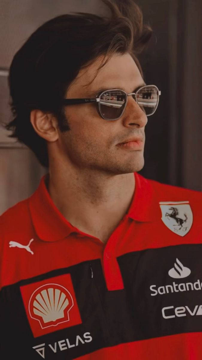 Sunglasses 桌布 壁紙 — 一名身穿紅色法拉利賽車Polo衫和太陽眼鏡的男子，帶著自信的表情若有所思地望向一旁。