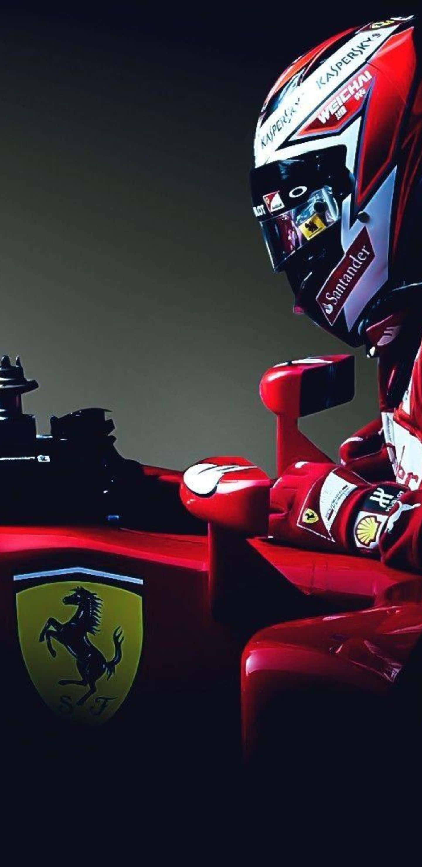 Formula 1 桌布 壁紙 — 一名身穿紅色法拉利頭盔和賽車服的F1車手，在戲劇性燈光下，坐在帶有黃色躍馬標誌的紅色賽車駕駛艙內。