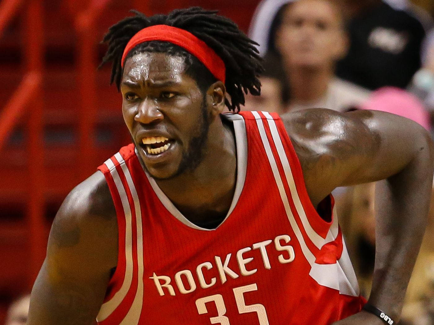 montrezl harrell 桌布 壁紙 — 一名身穿紅色火箭隊球衣的籃球運動員在比賽中表情猙獰，汗水在皮膚上閃閃發光。