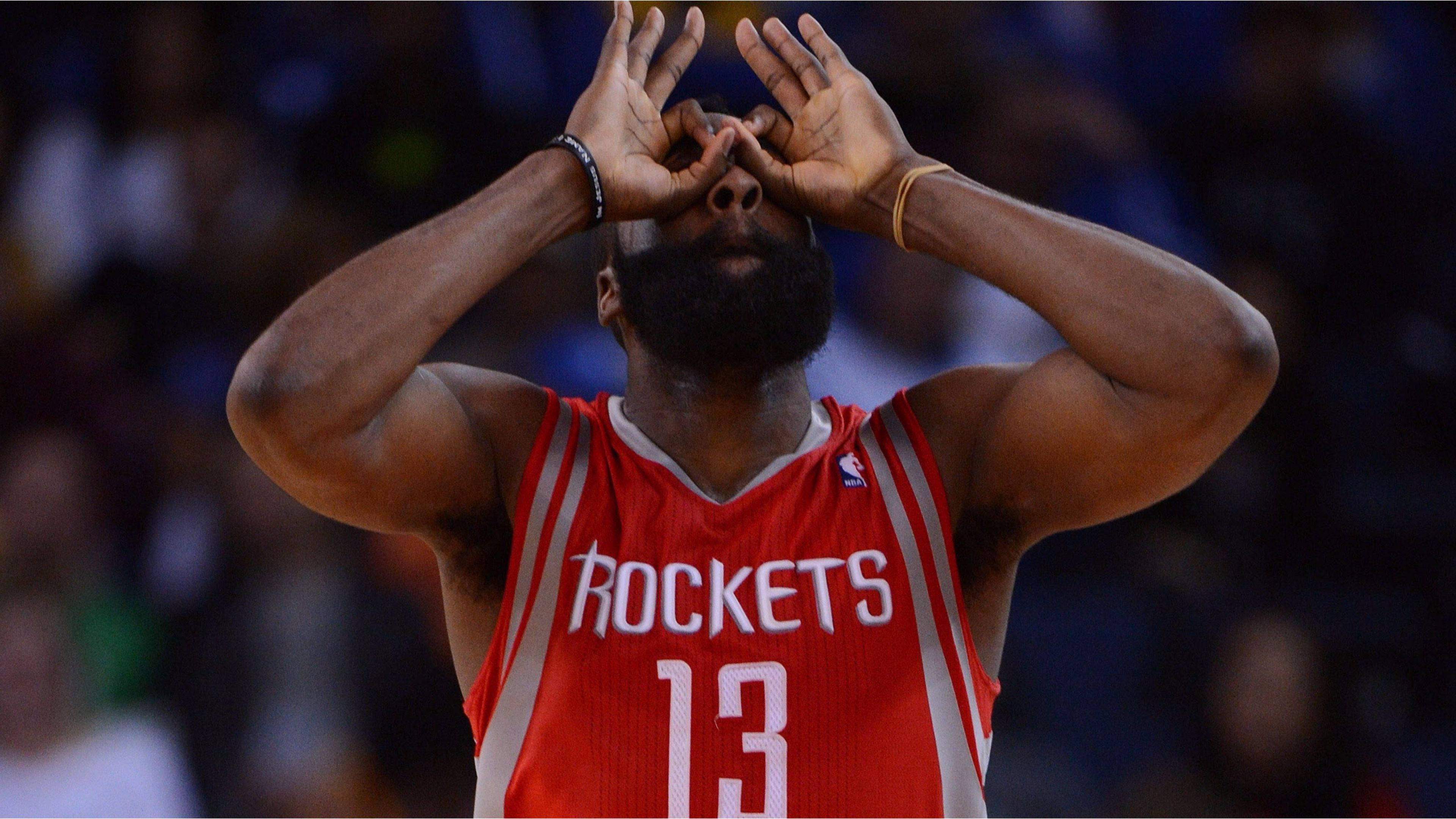 James Harden 桌布 壁紙 — 一名身穿紅色火箭隊球衣的籃球運動員在比賽中用手在眼睛上比出心形。
