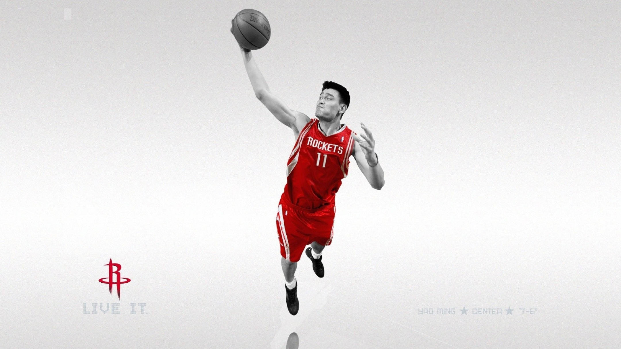 Houston Rockets 桌布 壁紙 — 一名身穿紅色火箭隊球衣的籃球運動員在純白背景前騰空躍起，手持籃球。