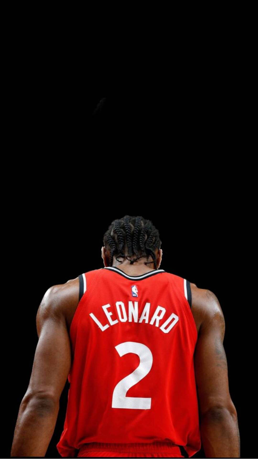 Kawhi 桌布 壁紙 — 一名身穿紅色球衣、背後印有「LEONARD 2」的籃球運動員，低著頭站在黑色背景前。