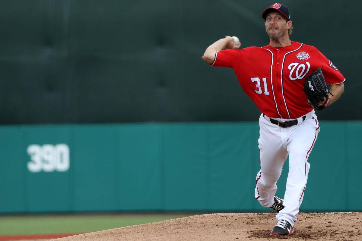 Max Scherzer 桌布 壁紙 — 一名身穿紅色球衣、背號31的棒球投手在投手丘上揮臂，背景是標有390的綠色外野牆。