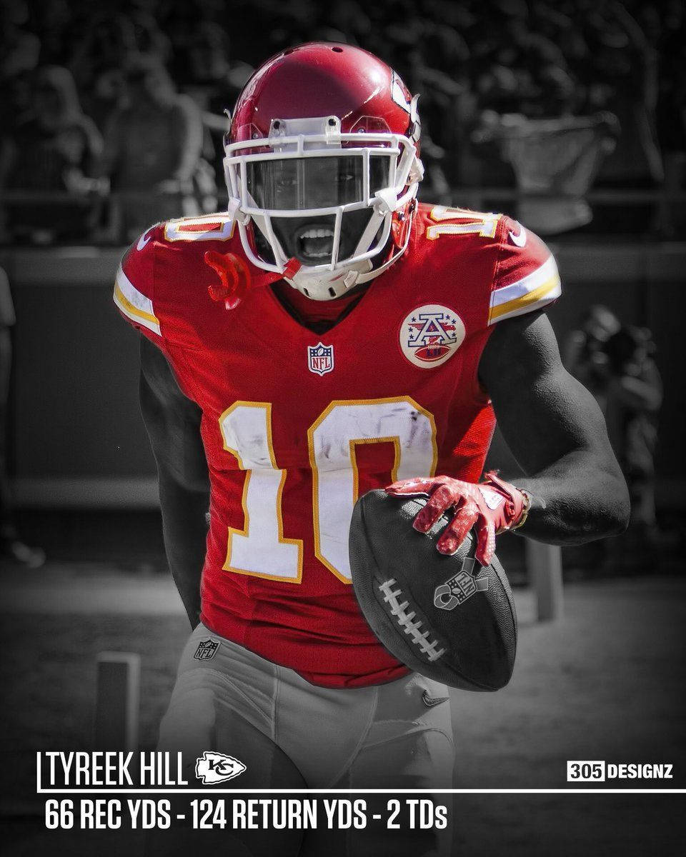 Tyreek Hill 桌布 壁紙 — 一名身穿紅色球衣、號碼10的美式足球員帶著足球奔跑，背景為黑白。