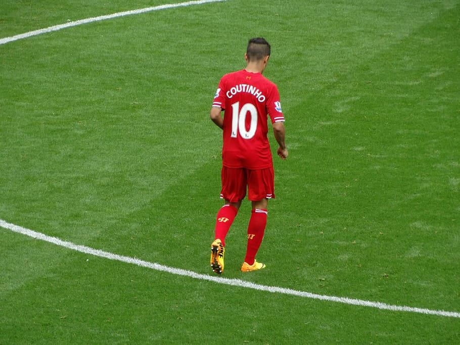 Coutinho 桌布 壁紙 — 一名身穿紅色球衣、號碼10的足球員獨自走過一個由白線標記的充滿活力的綠色球場。