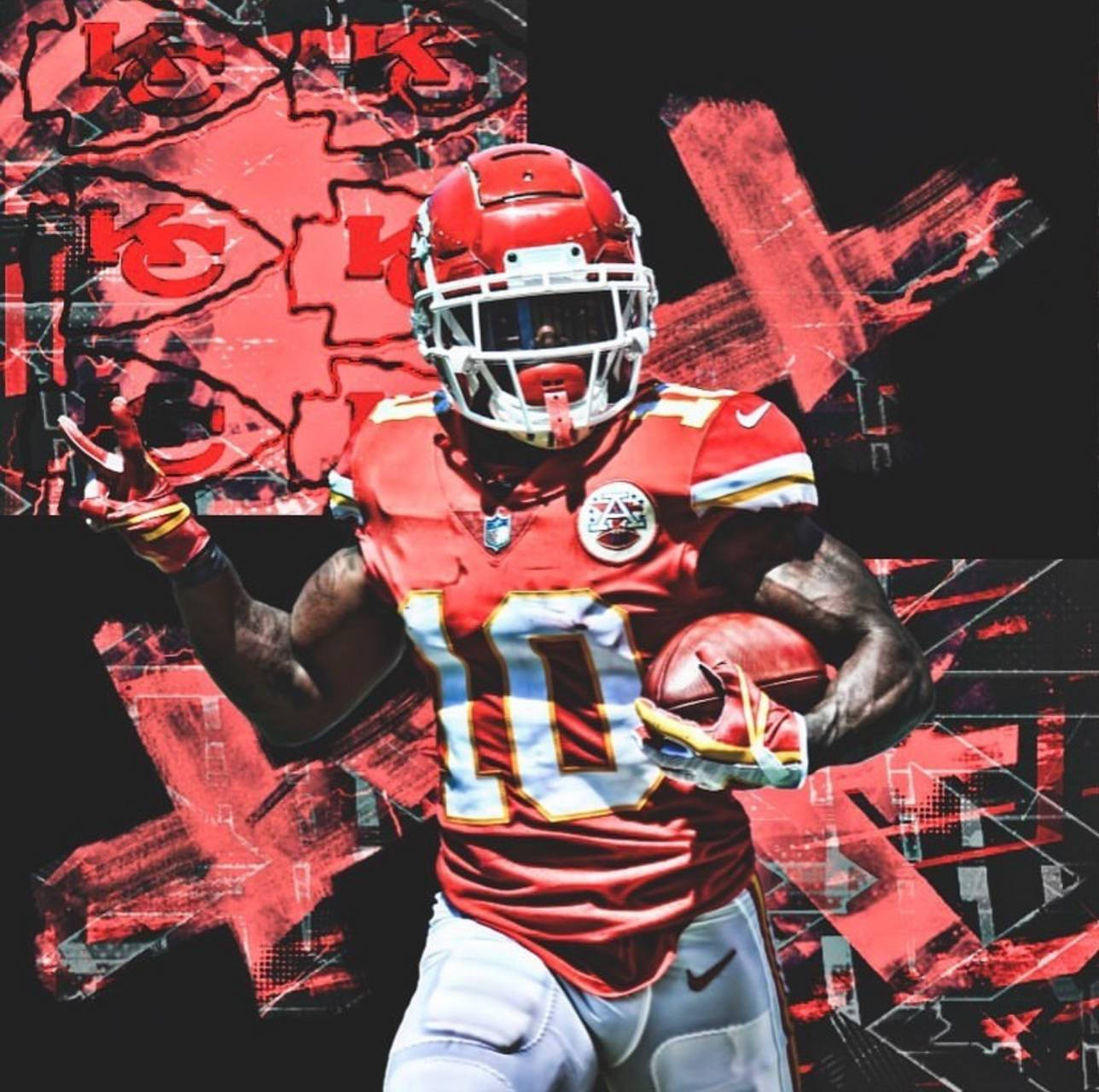Tyreek Hill 桌布 壁紙 — 一名身穿紅色球衣10號的動感足球員，在鮮明的紅黑抽象背景前帶球奔跑。