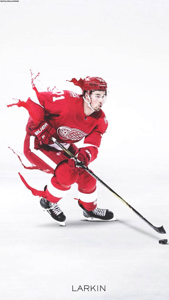 hockey 桌布 壁紙 — 一名身穿紅色球衣的冰上曲棍球運動員在純白背景上，以動態模糊和顏料飛濺效果劃過冰面。