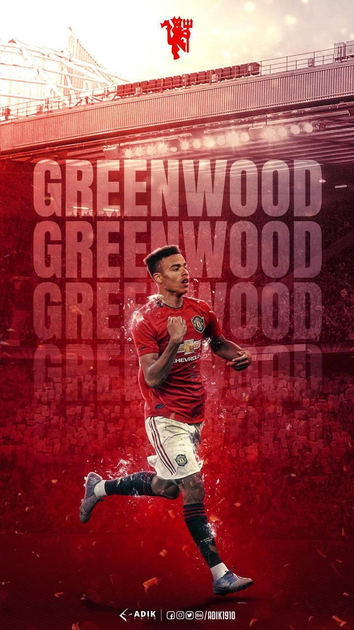 曼聯 桌布 壁紙 — 一名身穿紅色球衣的動感足球員，在重複的「GREENWOOD」文字和上方球場燈光的襯托下，向著大膽的紅色背景衝刺。