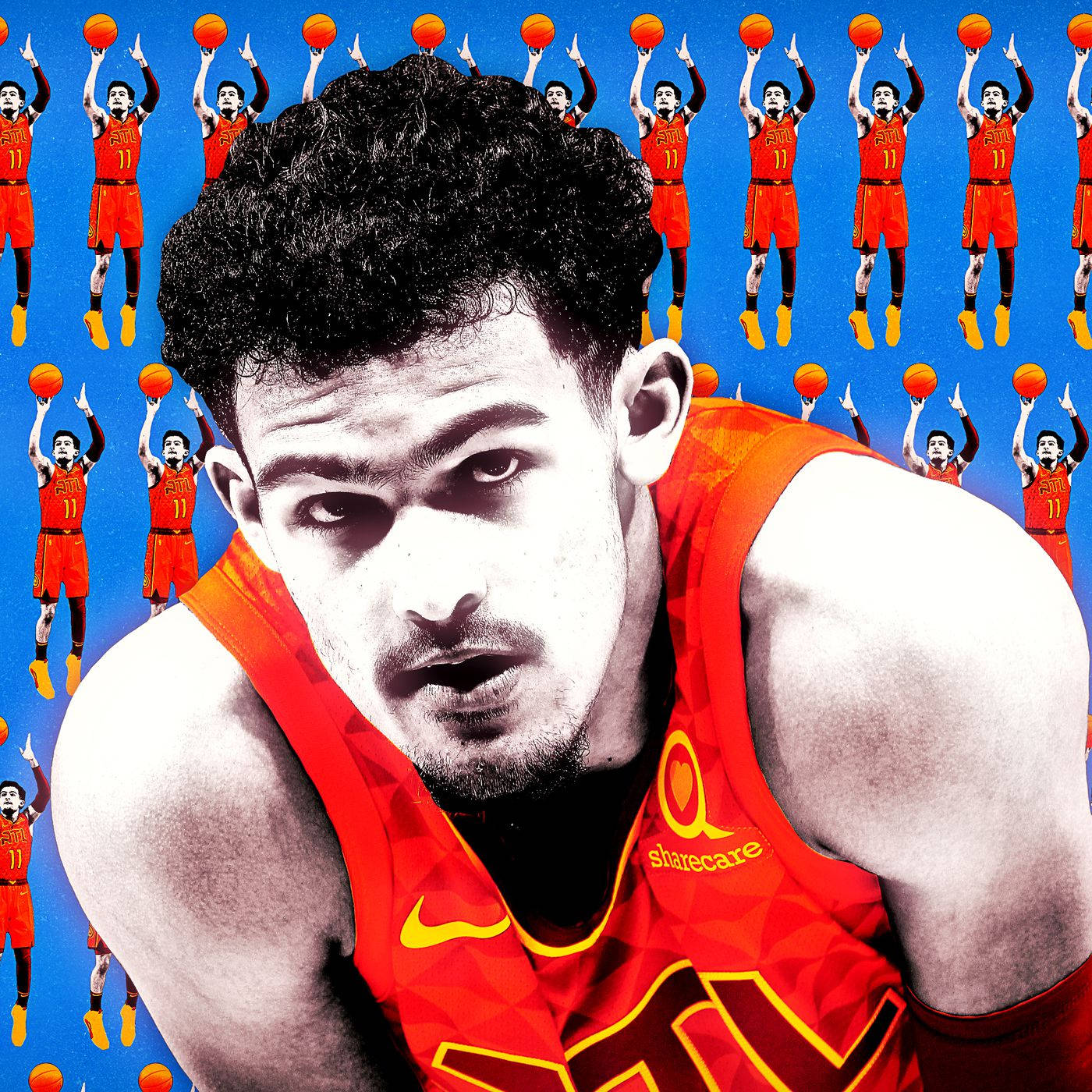Trae Young 桌布 壁紙 — 一名身穿紅色球衣的籃球運動員在充滿重複漂浮球員剪影的藍色背景下凝視著。